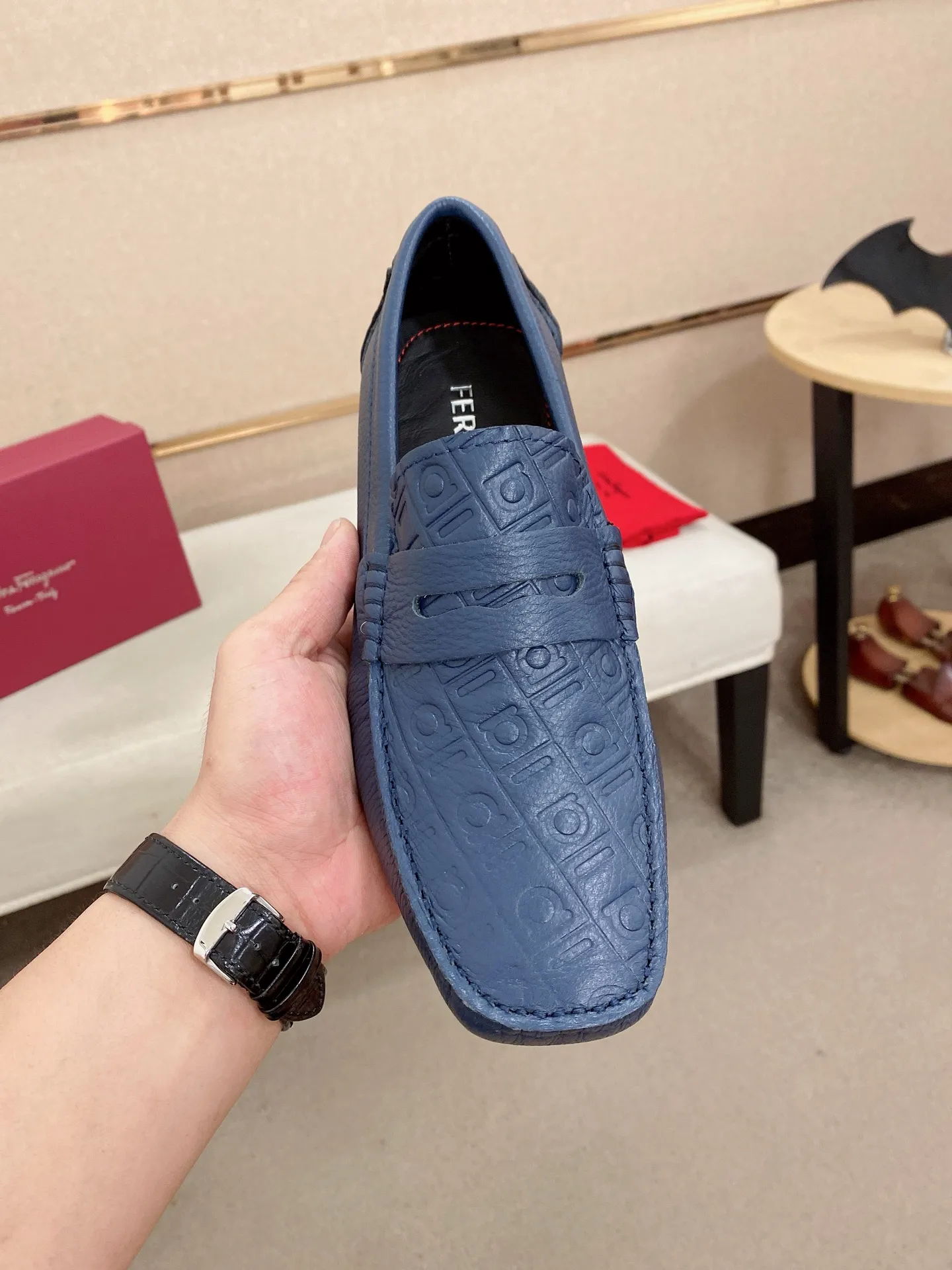 Men's shoes💰: 560💰High-end quality! Ferragamo🆕🆕Exclusive hot-selling products in stock🔥🔥New products on the shelves, high-quality Ferragamo men's pea shoes, high-end casual driving shoes, with complete packaging! 💪 💪 Material: imported first-layer pebbled cowhide 🐂 + imported high-quality water-dyed cowhide lining + wear-resistant outsole 👍🏻👍🏻 Features: high-end and comfortable, purely handmade 🚀 🚀 Create the perfect shoe that suits you best 🔥 🔥 Size: (38-44) 45 standard size can be customized!
